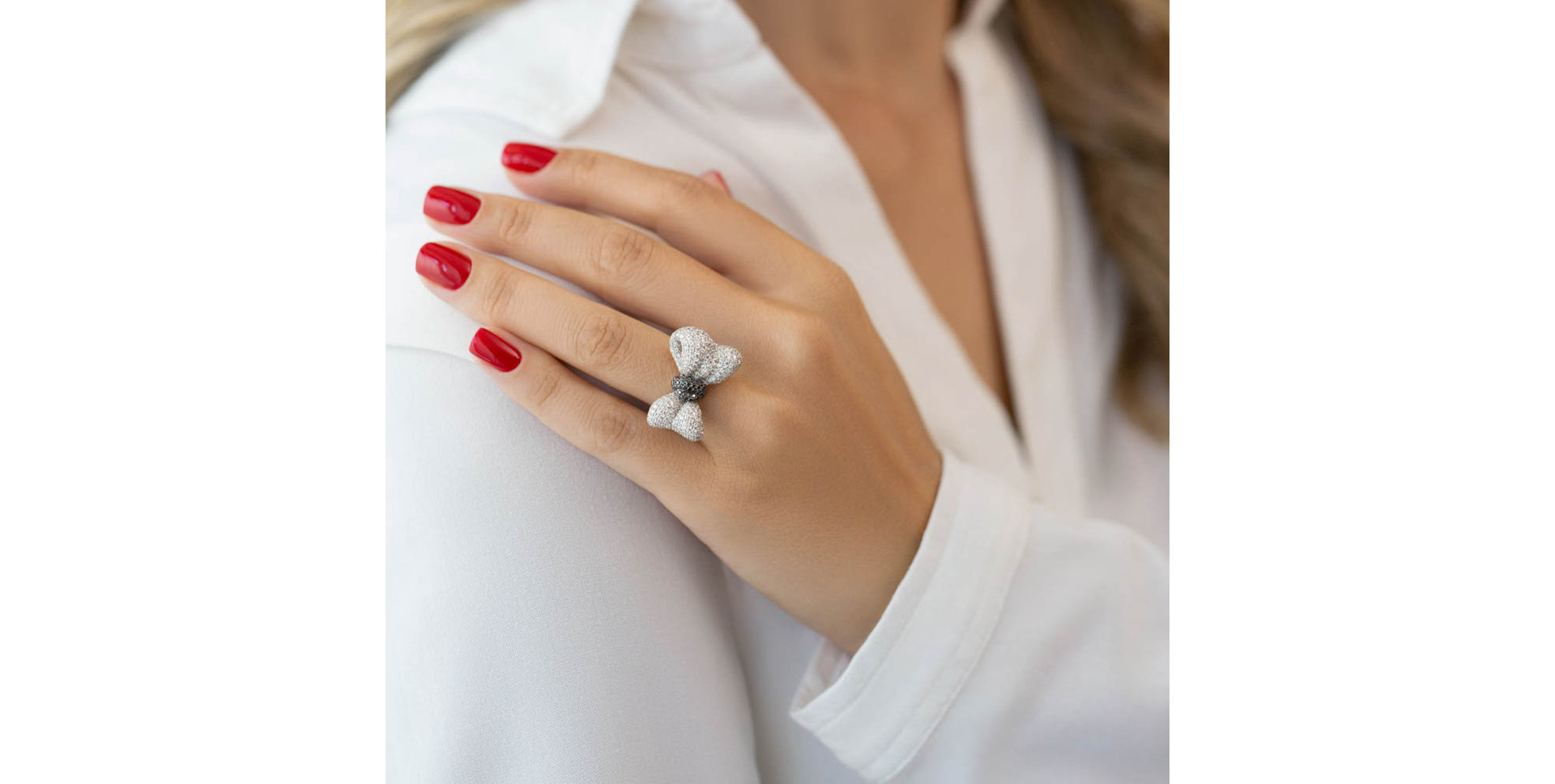 Ring with black and white diamonds Sheyla