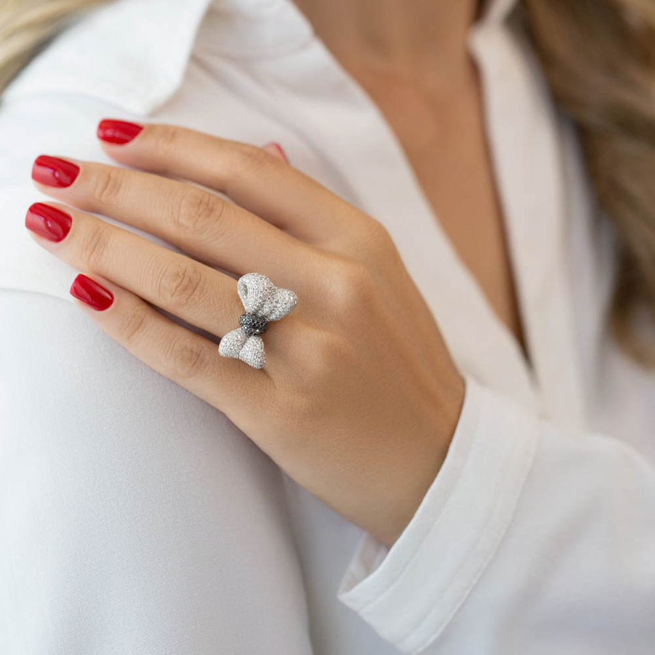 Ring with black and white diamonds Sheyla