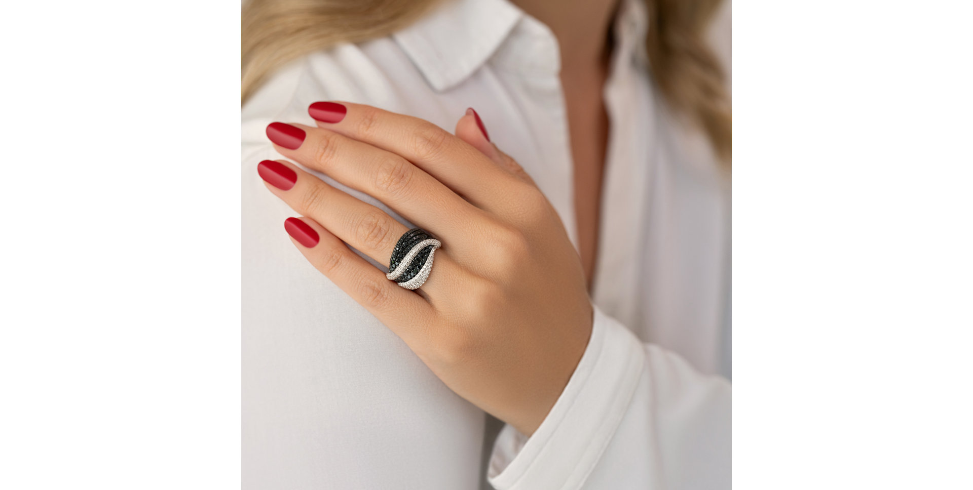 Ring with black and white diamonds Black and White Storm