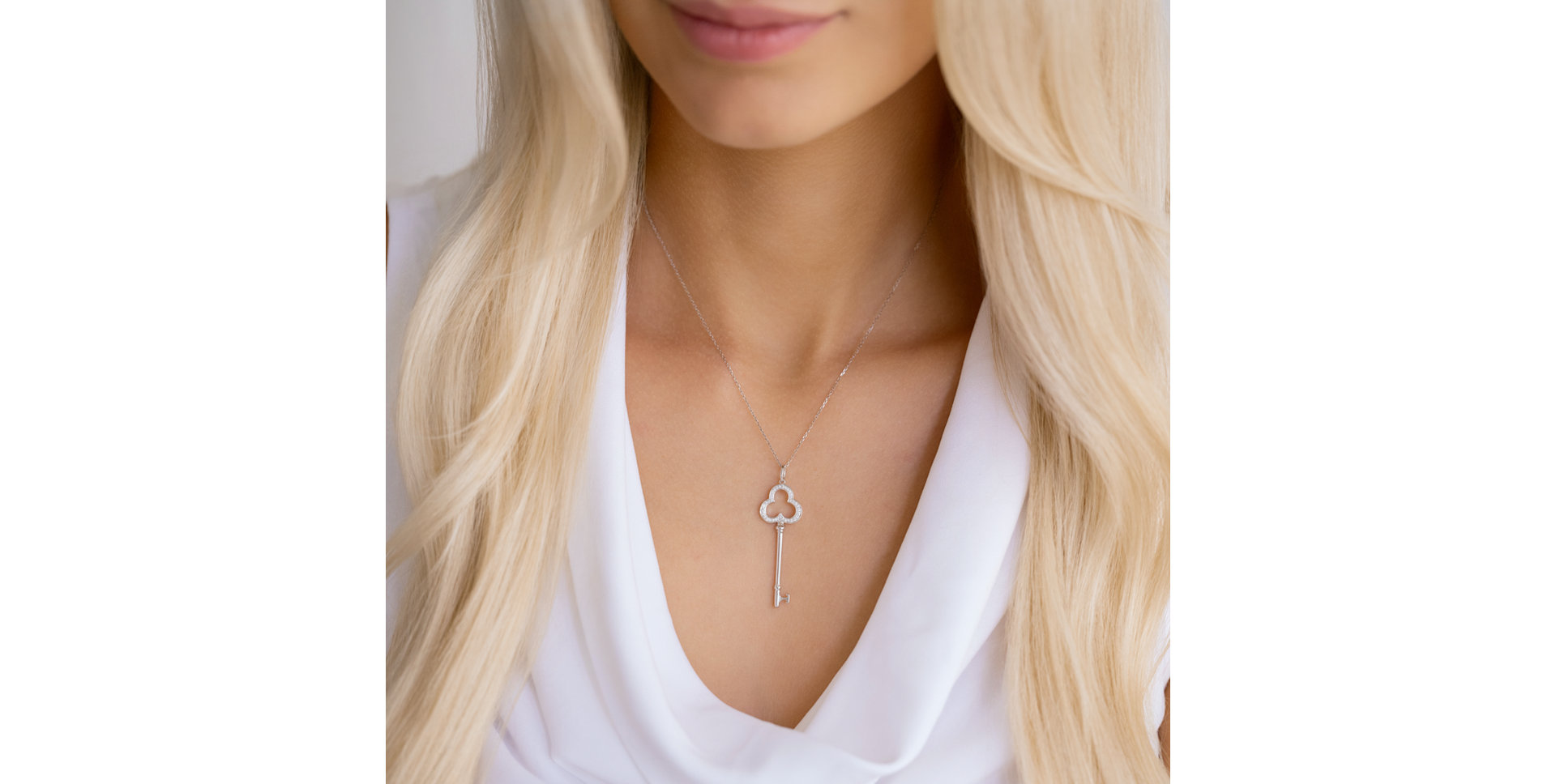 Diamond pendant Rihanna