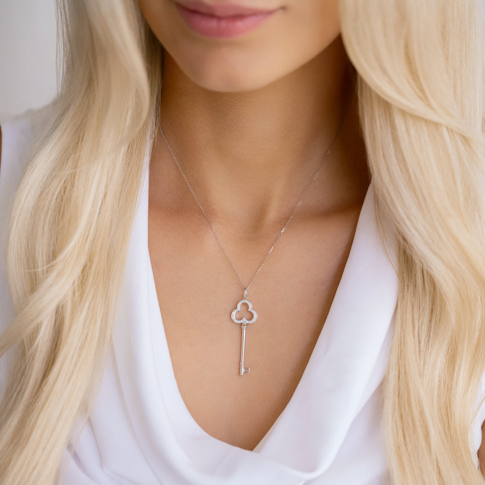 Diamond pendant Rihanna