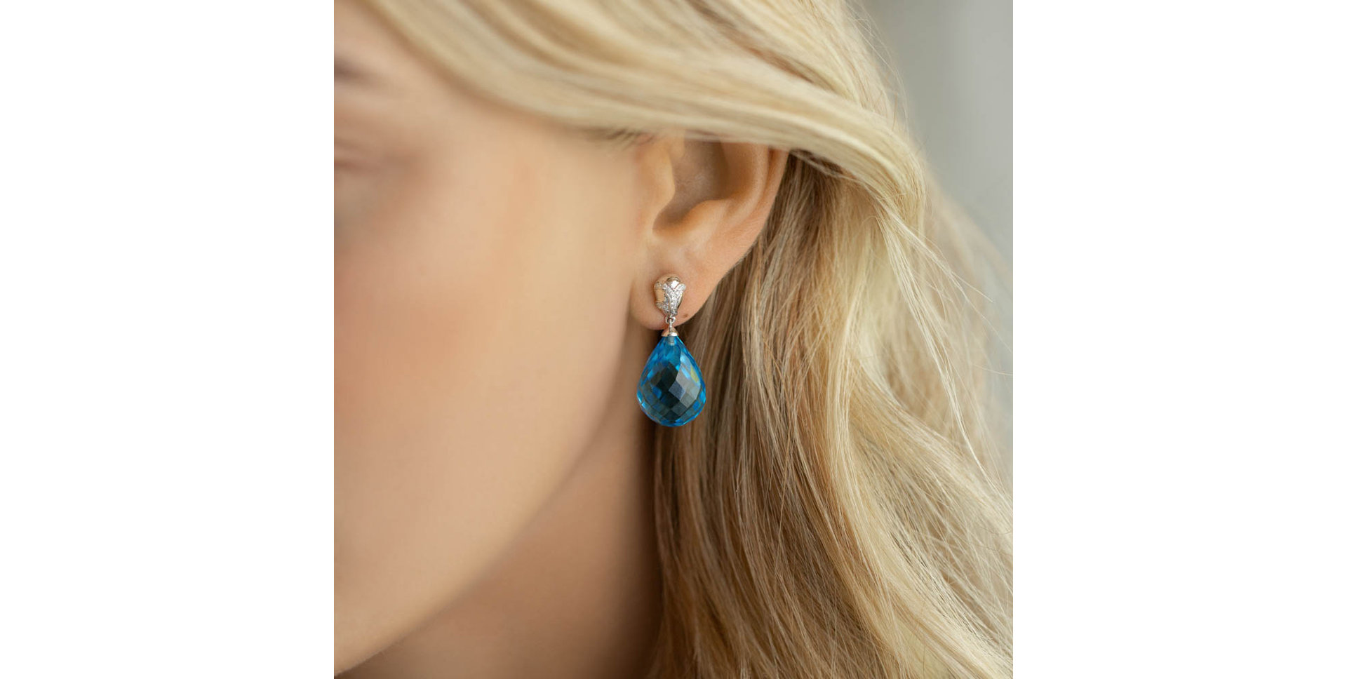 Diamond earrings with Topaz Hanlerore