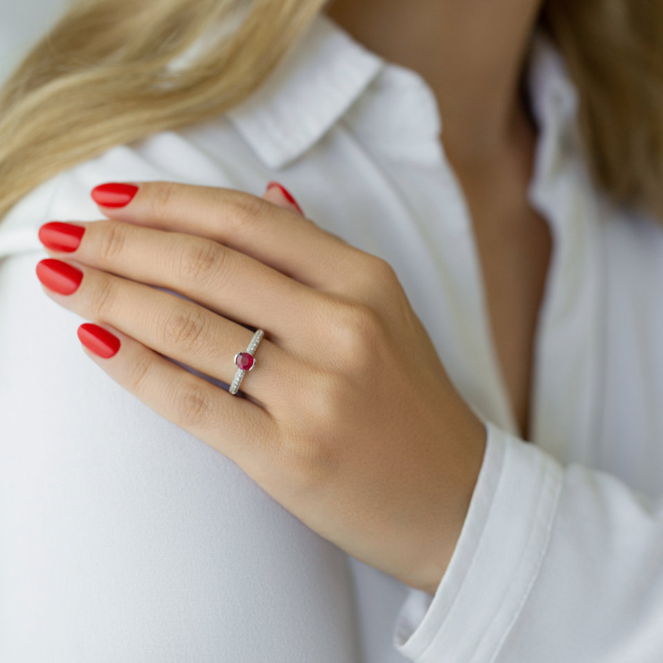 Diamond ring with Sapphire Louise