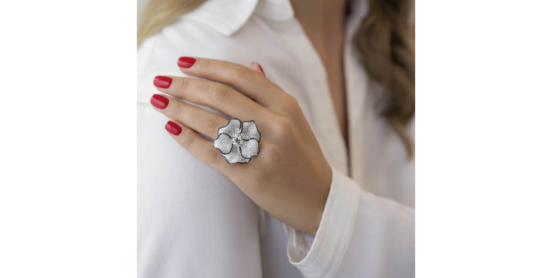 Ring with black and white diamonds Gladioli