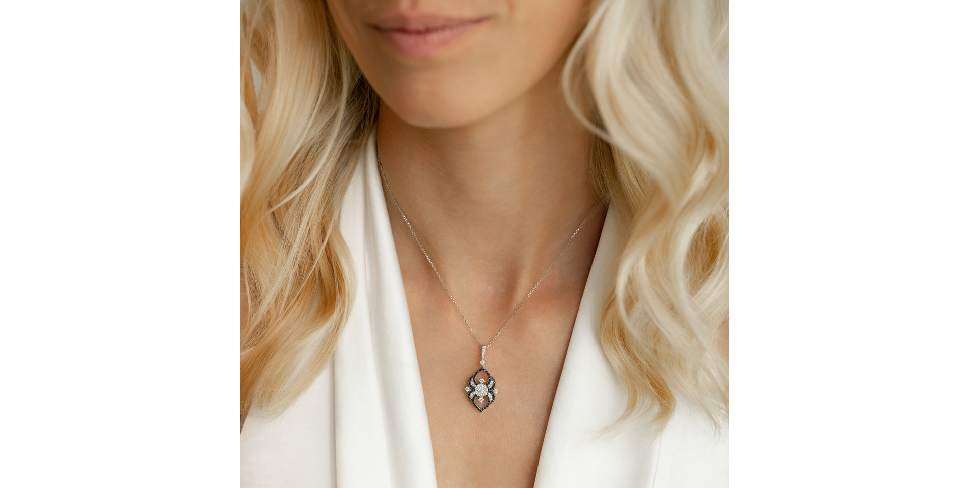 Pendant with black and white diamonds Lady Arachne