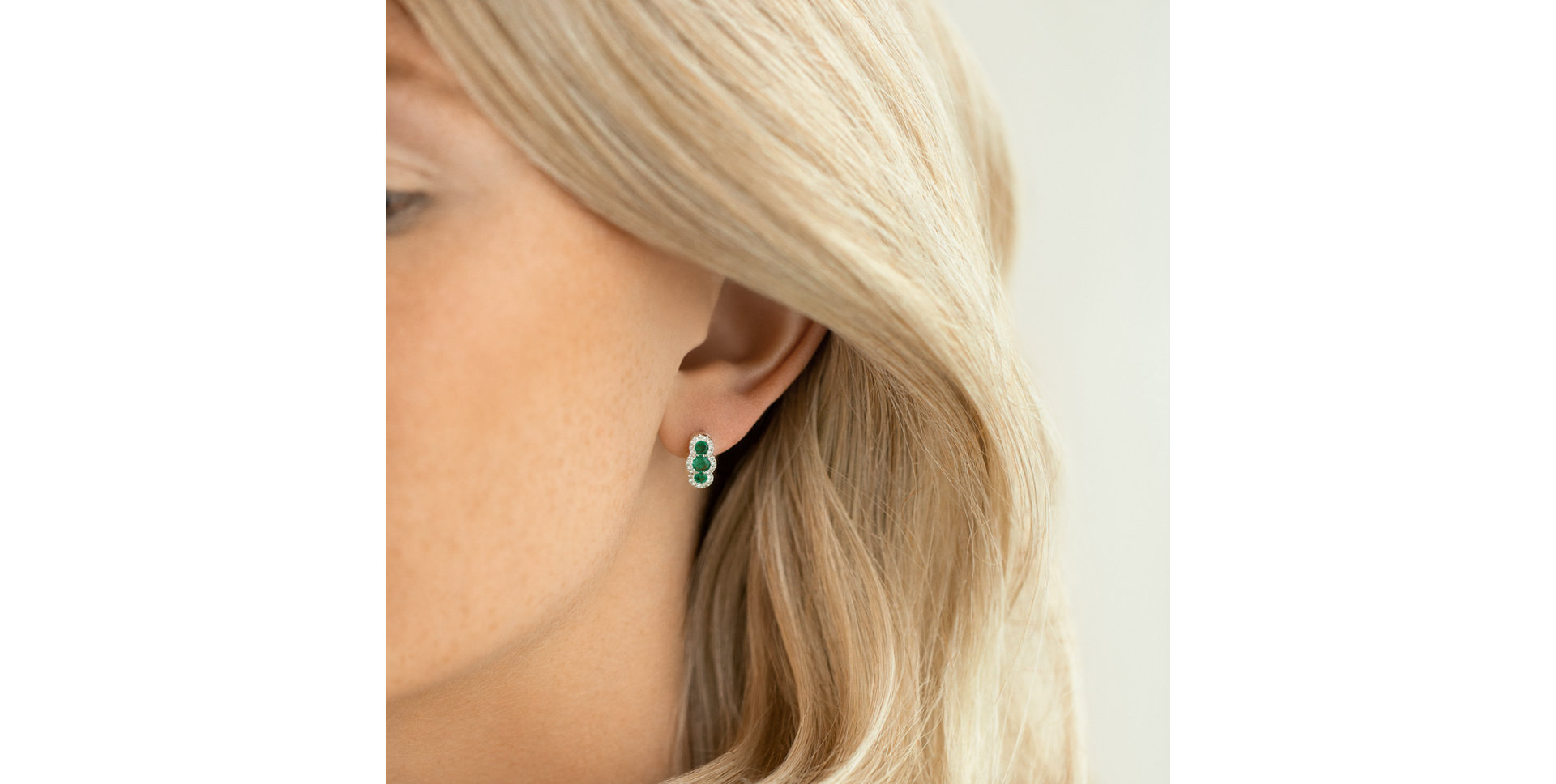 Diamond earrings with Emerald Nora