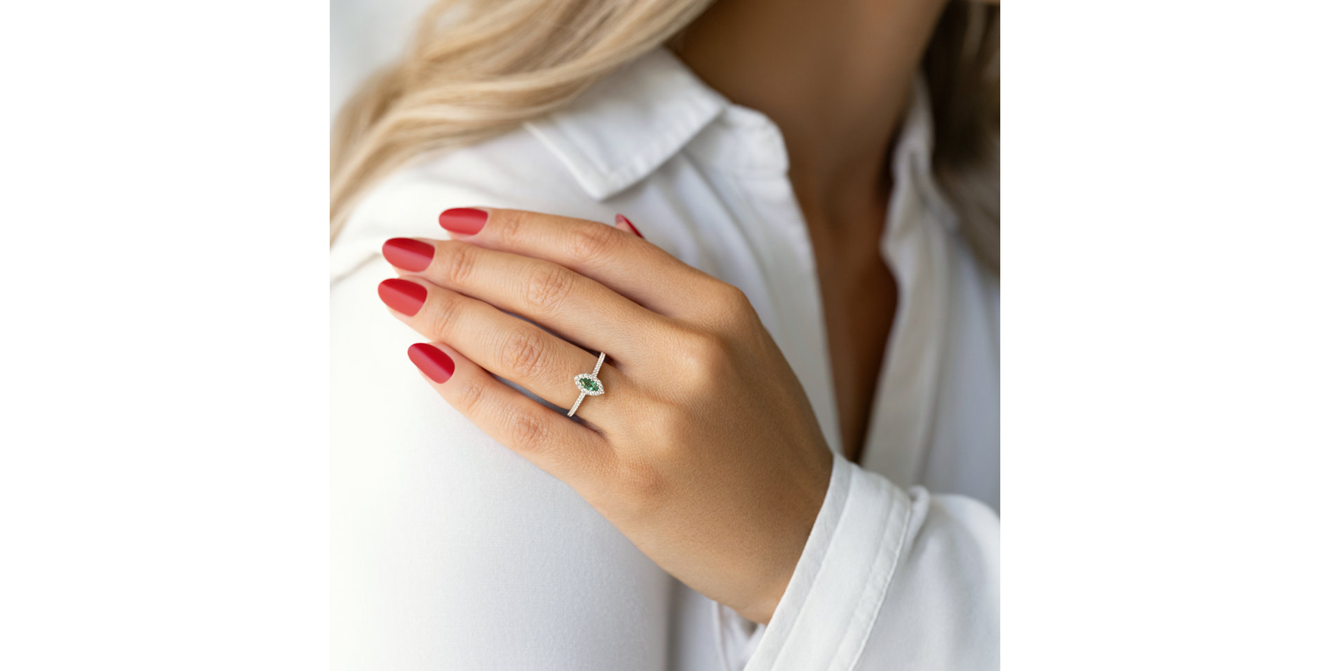 Diamond ring with Emerald Aarliss