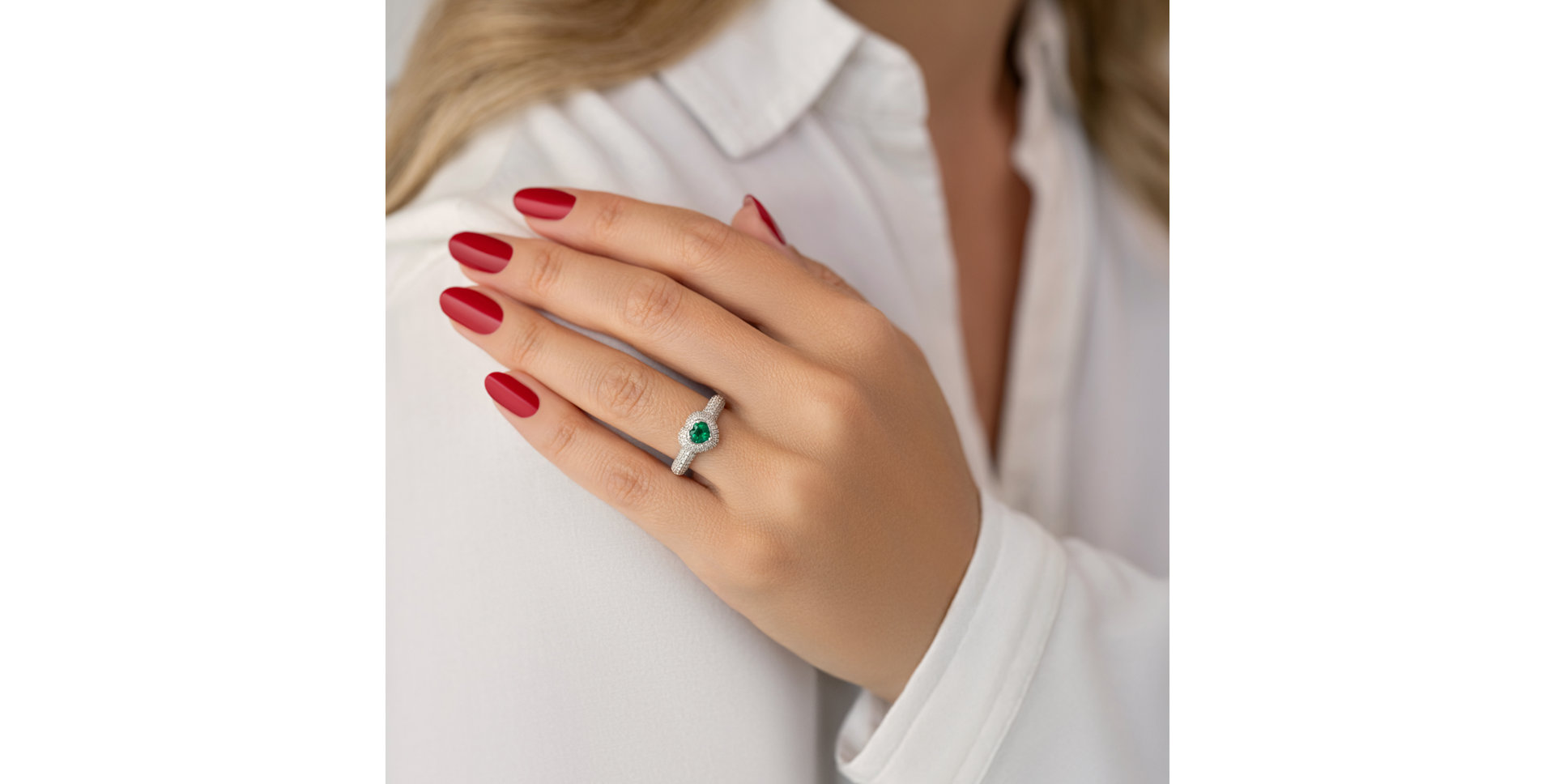 Diamond ring with Emerald Flamboyant Soul