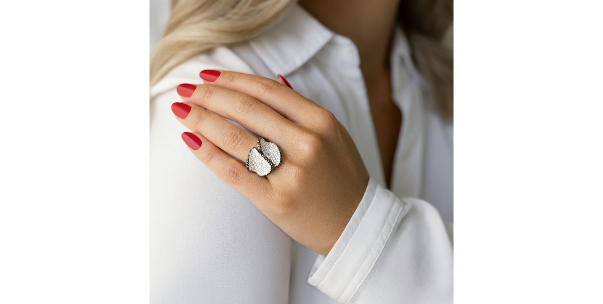Ring with black and white diamonds Achilea