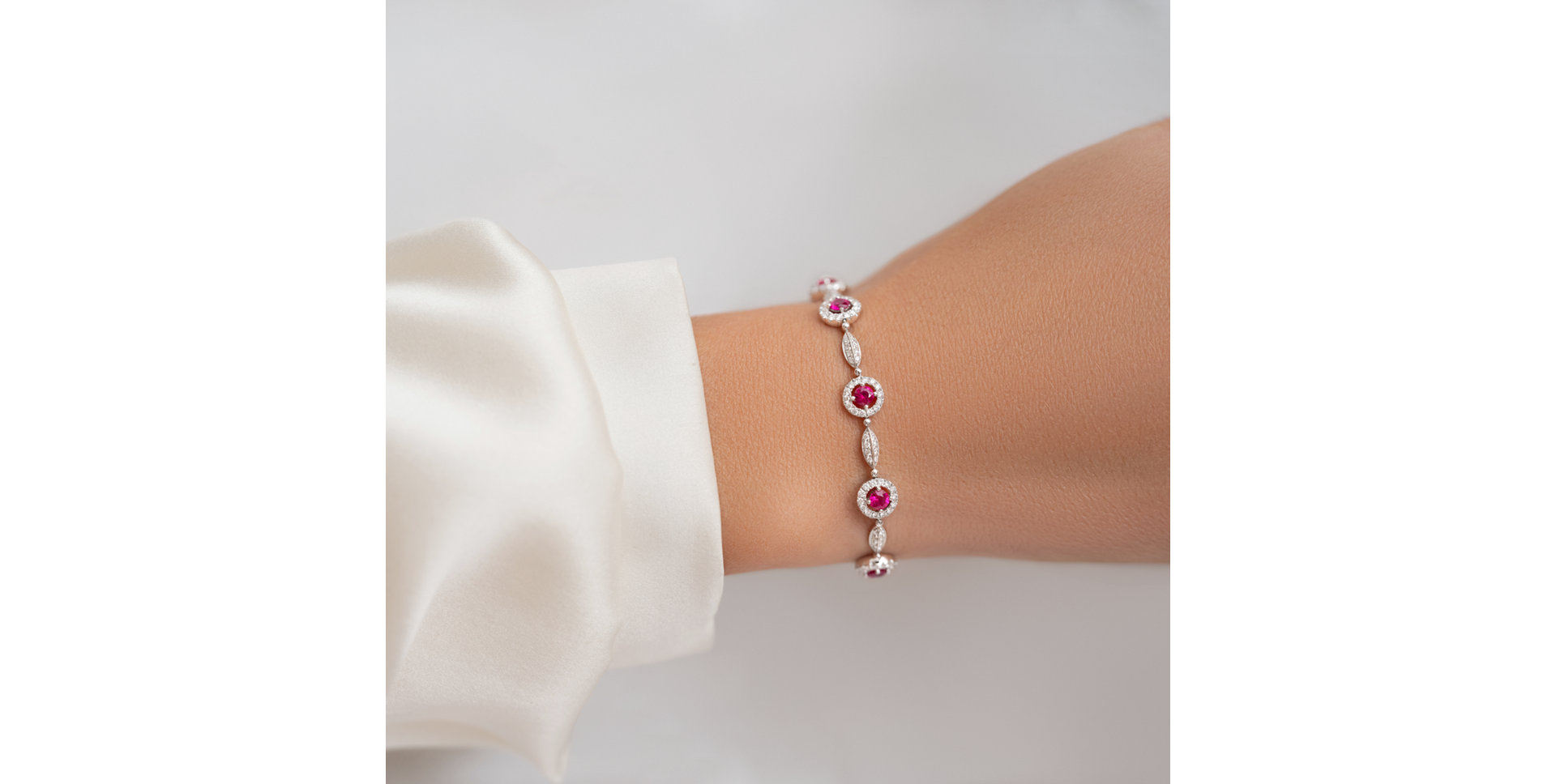 Diamond bracelet with Ruby Sandrre