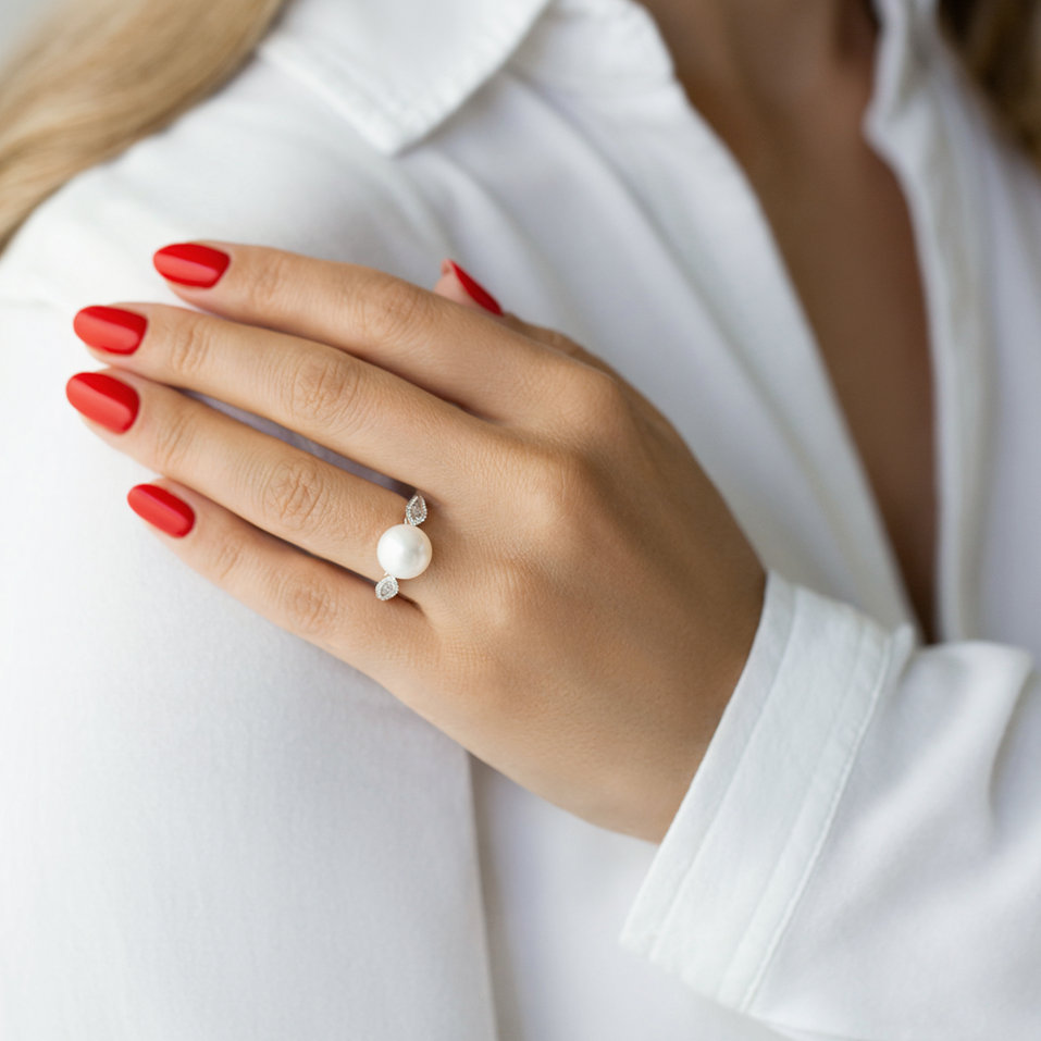 Diamond ring with Pearl Jacqueline