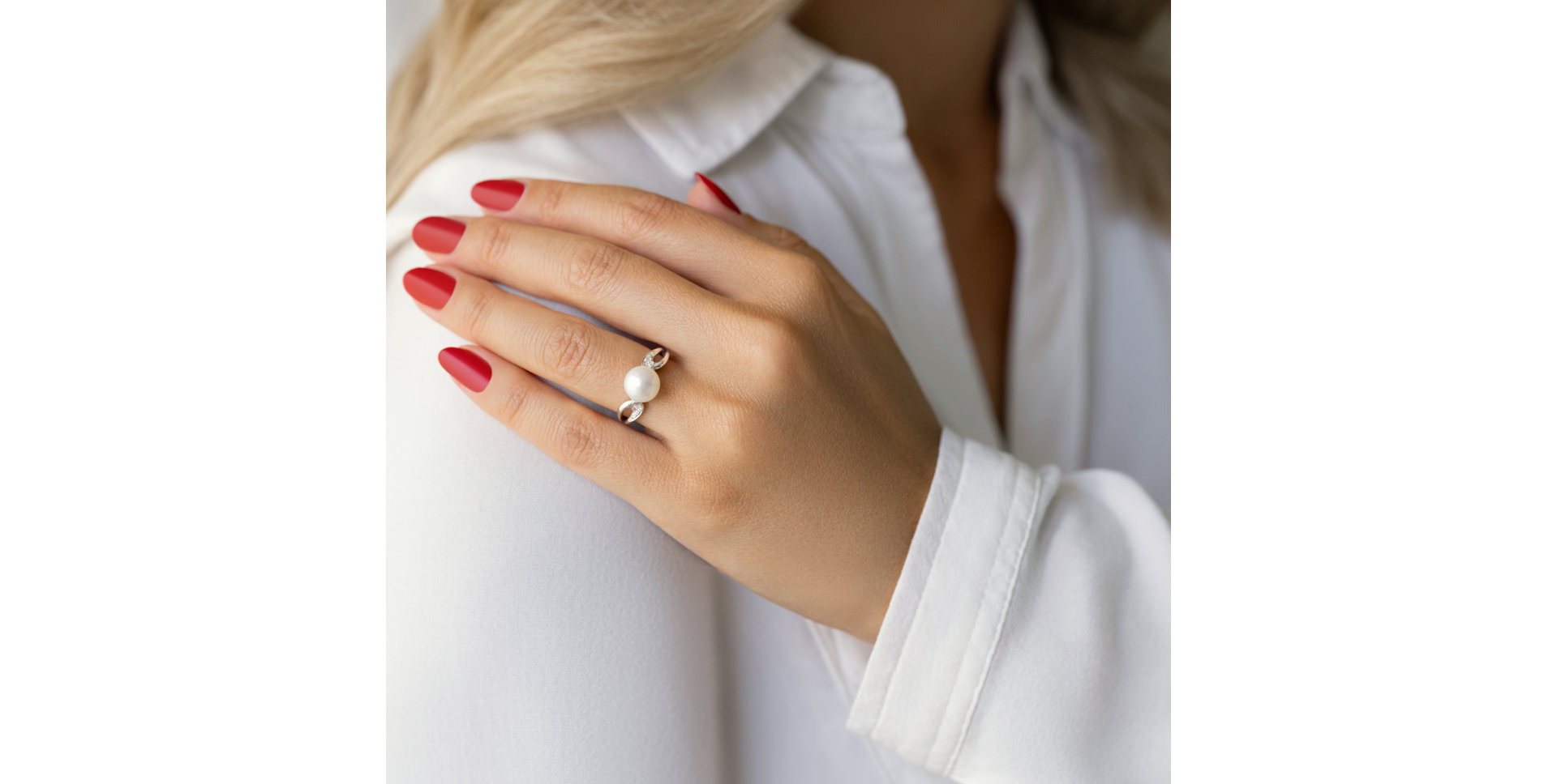 Diamond ring with Pearl Oceans Light