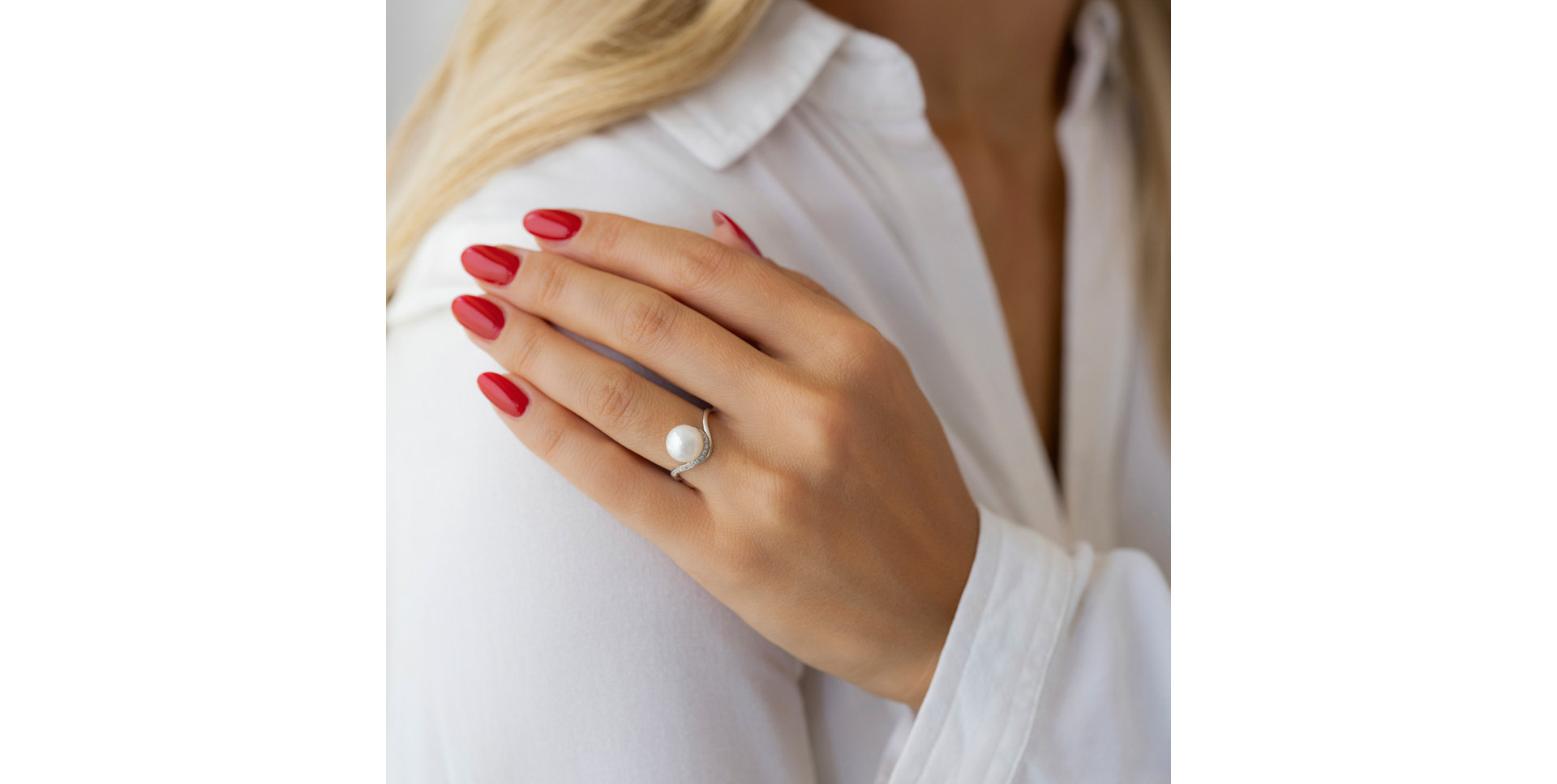 Diamond ring with Pearl Rosie