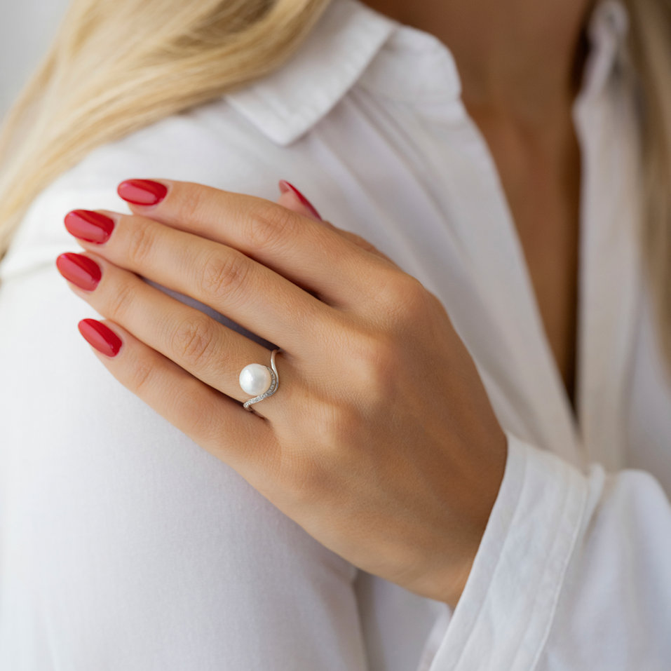 Diamond ring with Pearl Rosie