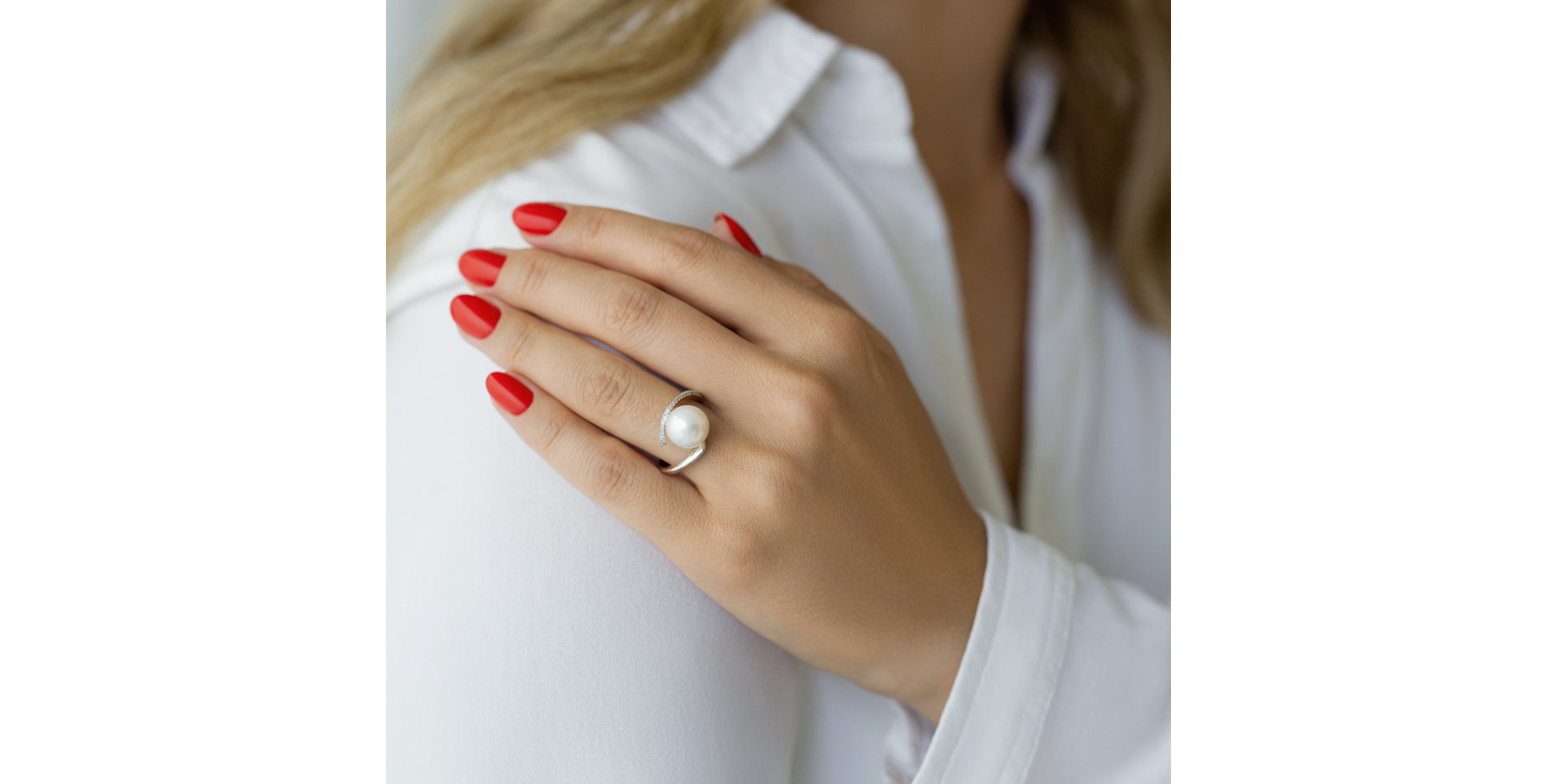 Diamond ring with Pearl Secret tear