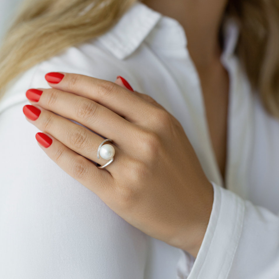 Diamond ring with Pearl Secret tear