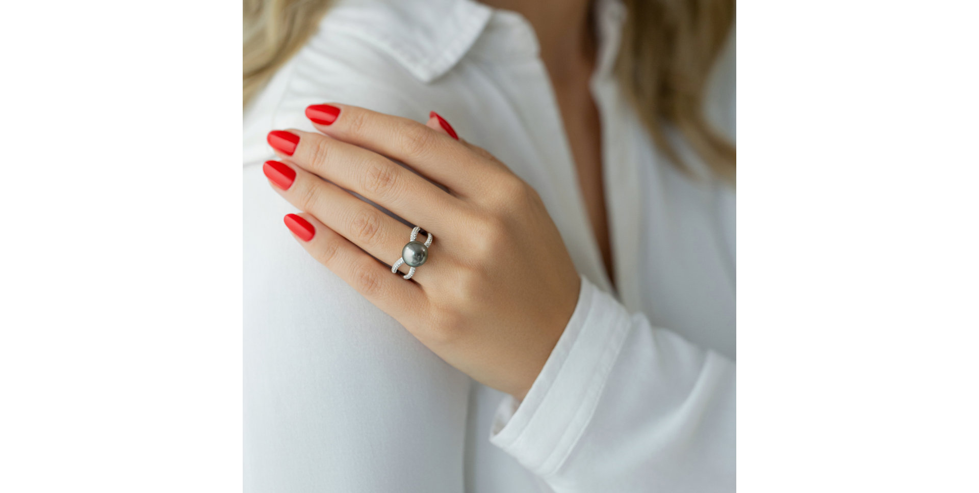 Diamond ring with Pearl Neptunian Shore