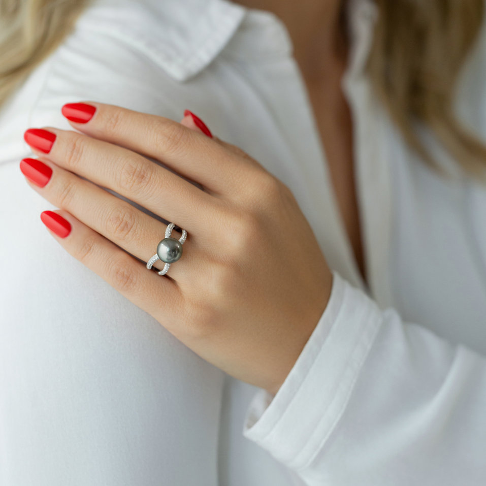 Diamond ring with Pearl Neptunian Shore
