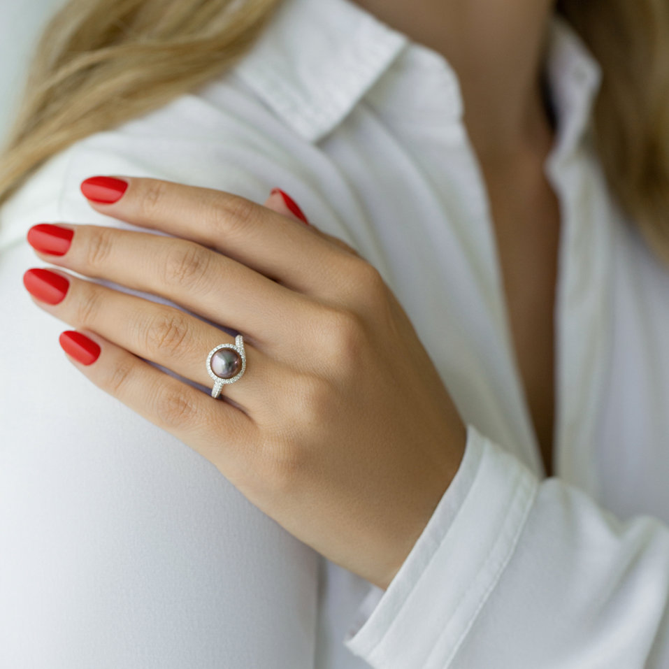 Diamond ring with Pearl Neptunian Magic