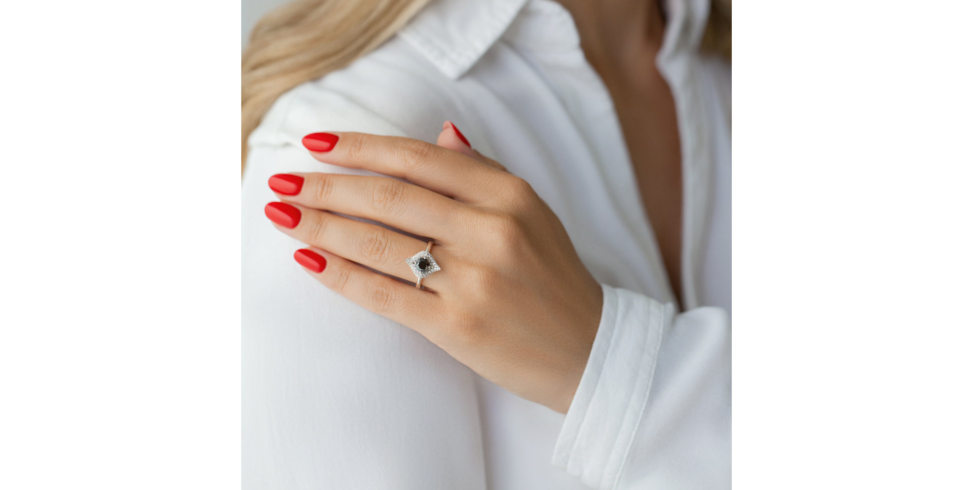 Ring with black and white diamonds Baroque Message