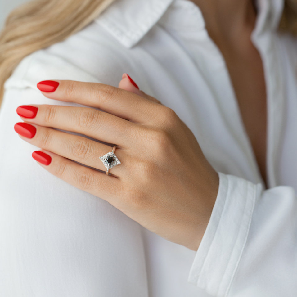 Ring with black and white diamonds Baroque Message