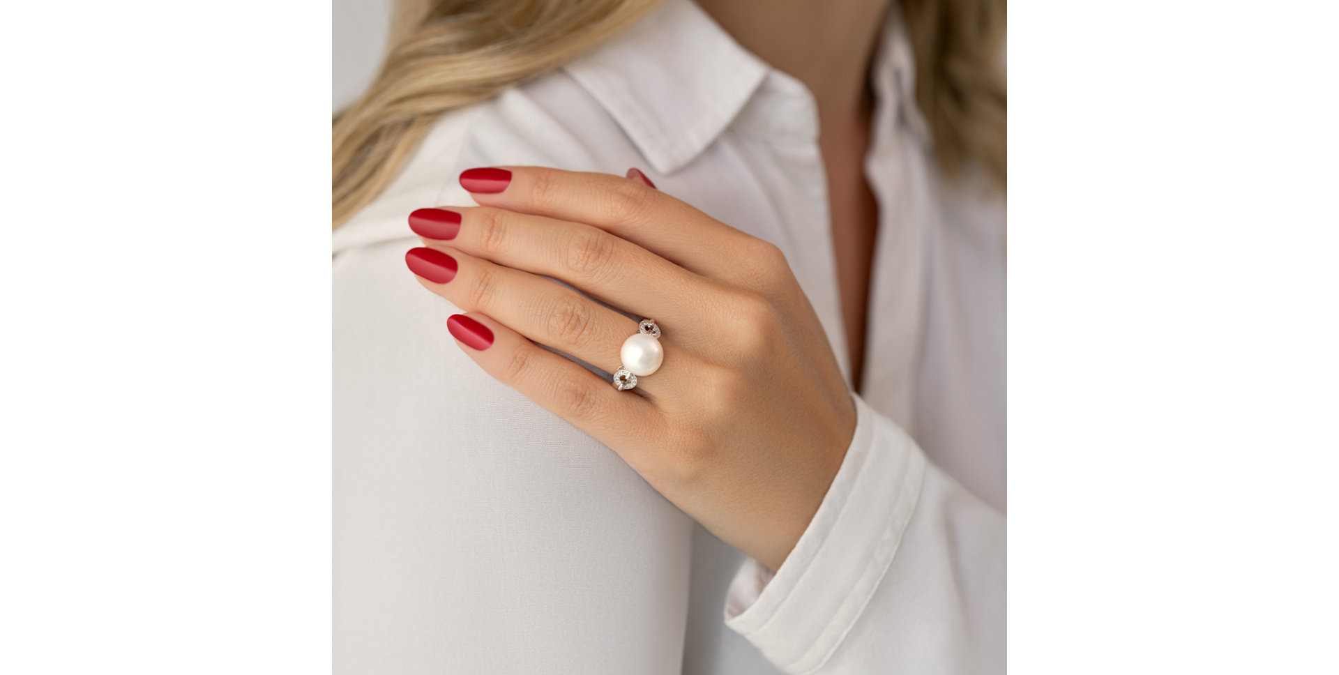 Diamond ring with Pearl Sea Whisper