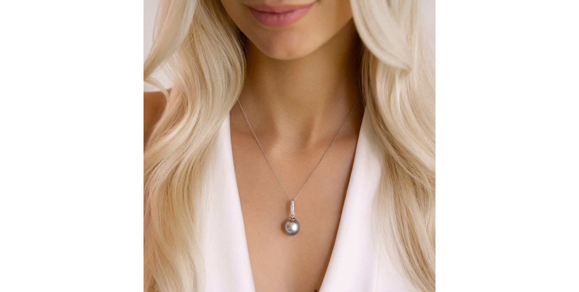Diamond pendant with Pearl Adina