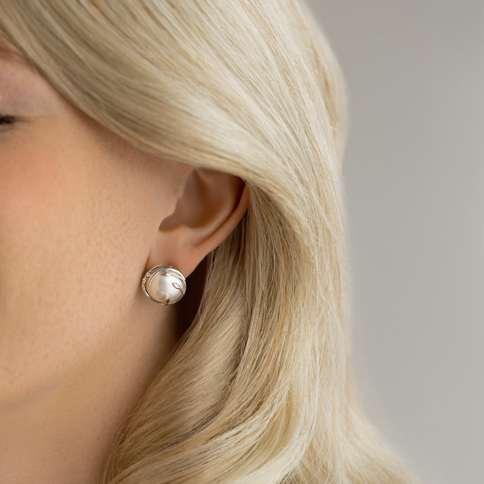 Diamond earrings with Pearl Pearly Embrace