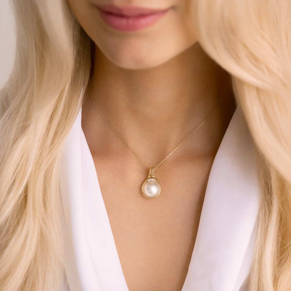 Diamond pendant with Pearl Marley
