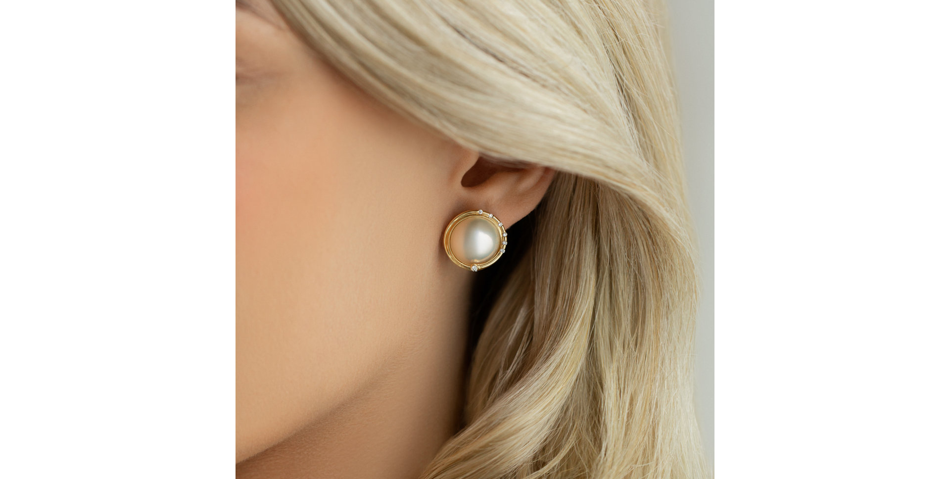 Diamond earrings with Pearl Hecate Pearls