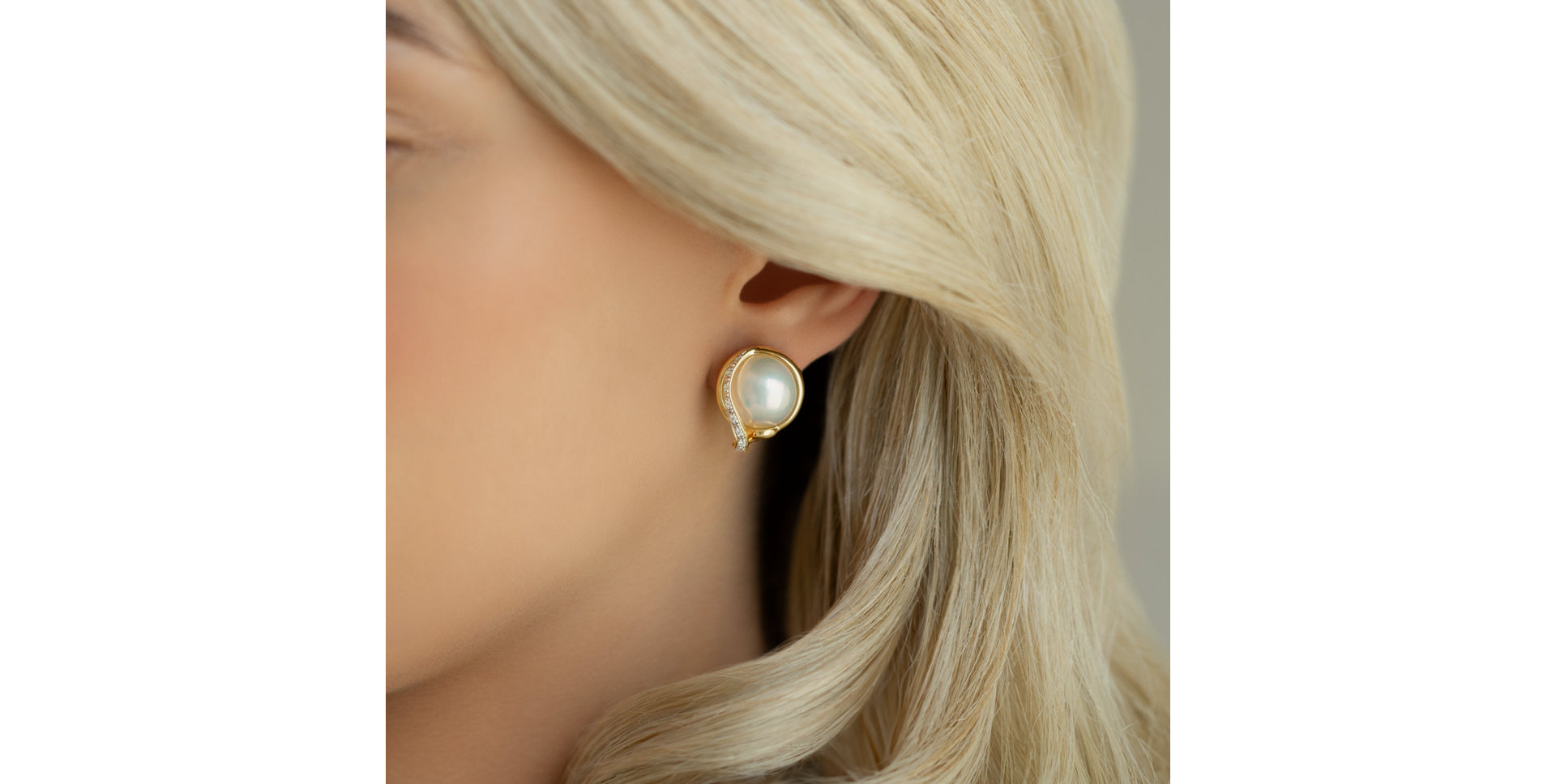 Diamond earrings with Pearl Pearly Eyes