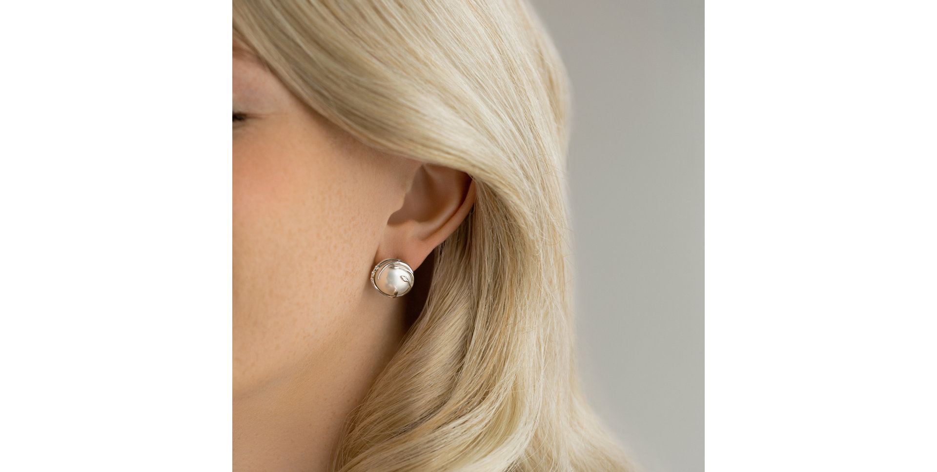 Diamond earrings with Pearl Pearly Embrace