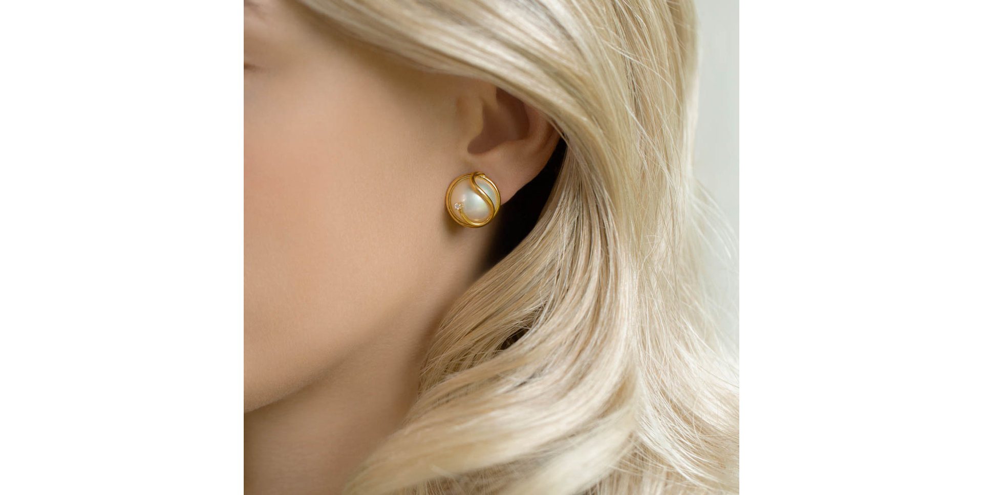 Diamond earrings with Pearl Ophiner