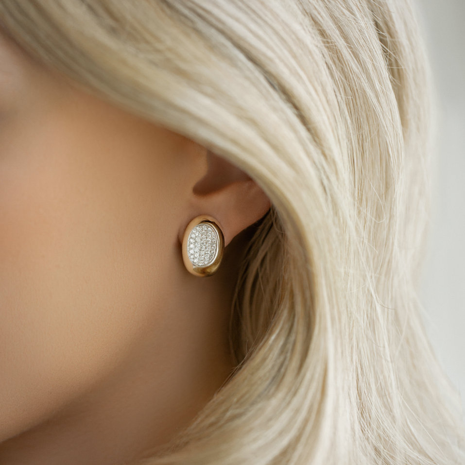 Diamond earrings Magnetizing