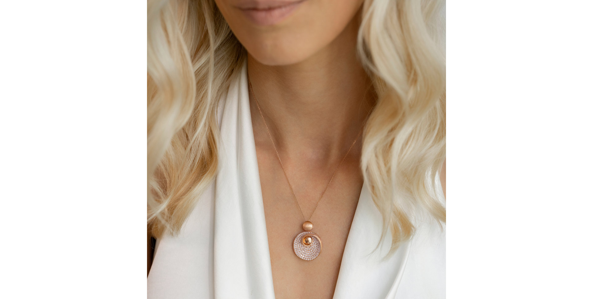 Diamond pendant Mirza