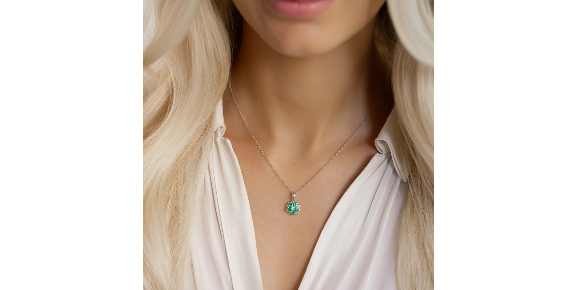 Diamond pendant with Emerald Amina