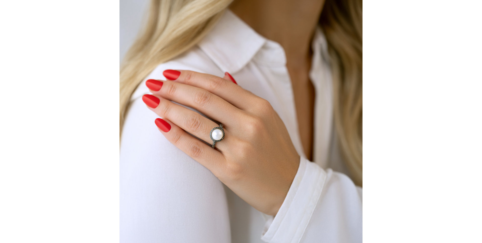 Ring with black diamonds and Pearl Marine