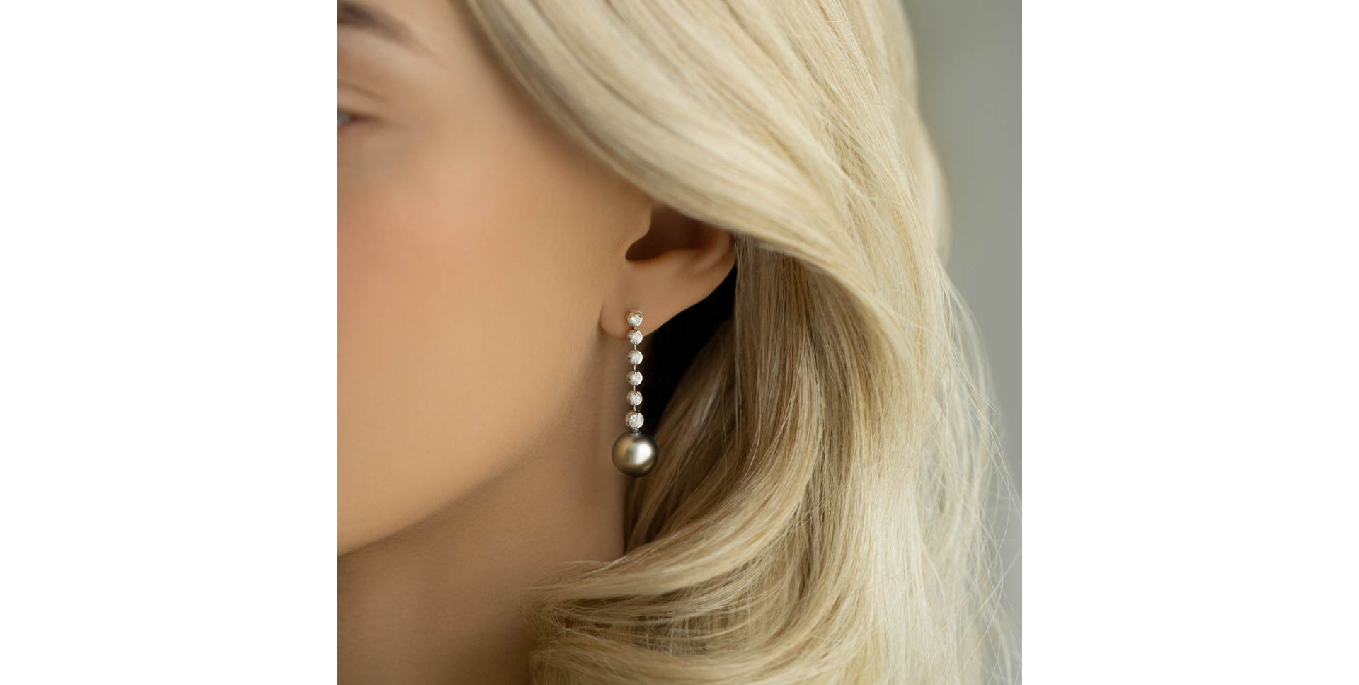 Diamond earrings with Pearl Danatile