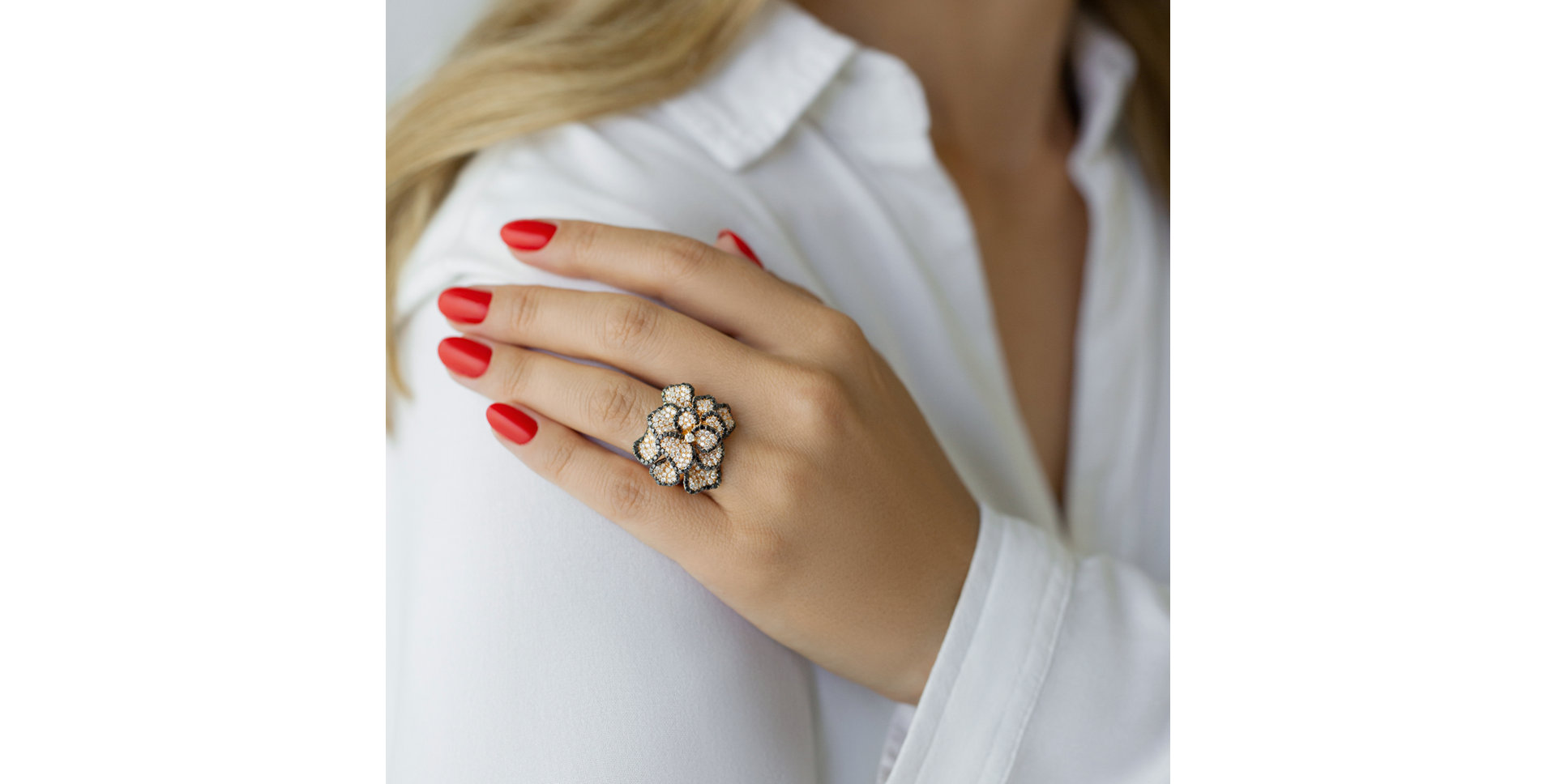 Ring with black and white diamonds Countess Magnolia