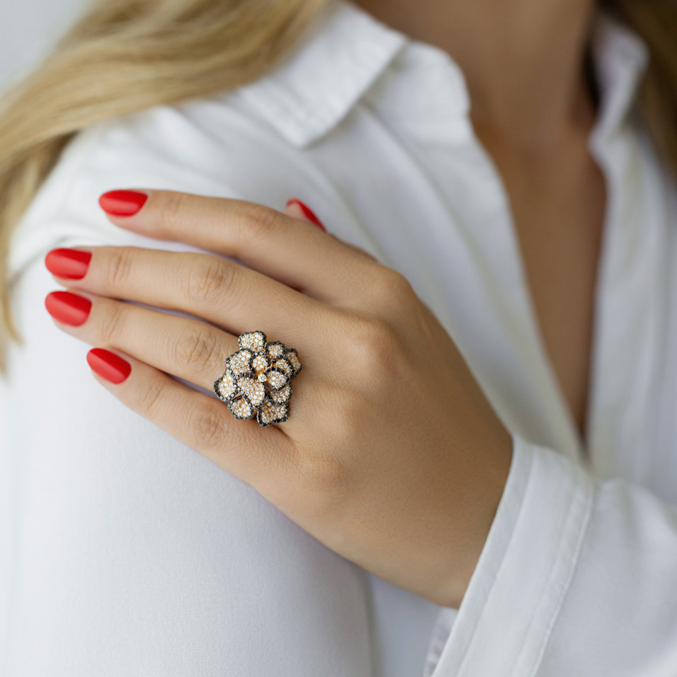 Ring with black and white diamonds Countess Magnolia