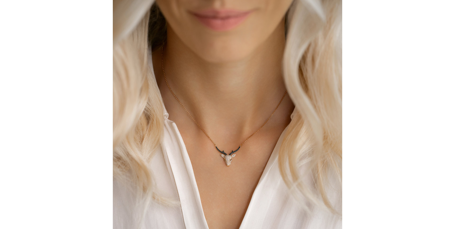 Necklace with black and white diamonds Reindeer Happiness