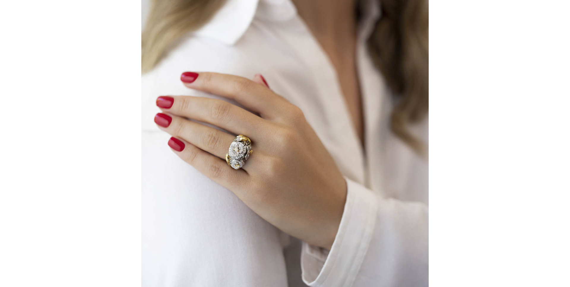 Ring with brown and white diamonds Black Jade Rose
