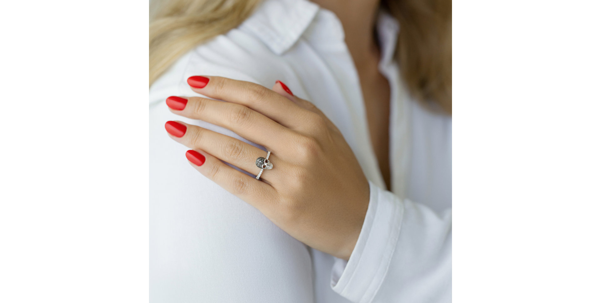 Ring with black and white diamonds Close Death