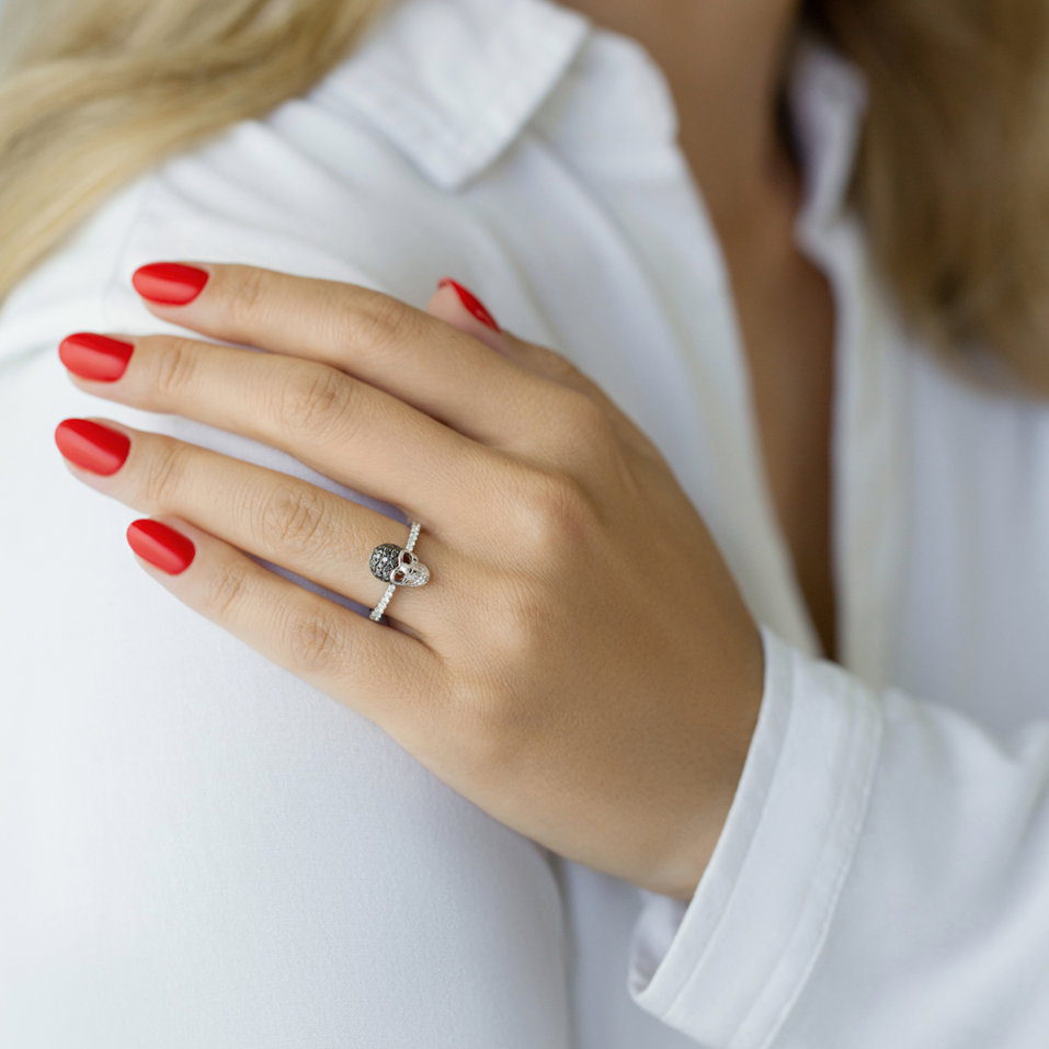 Ring with black and white diamonds Close Death