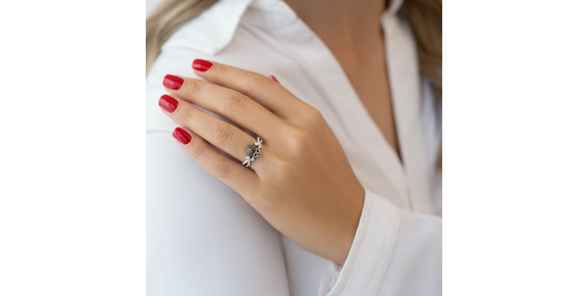 Ring with black and white diamonds Luxury Skull