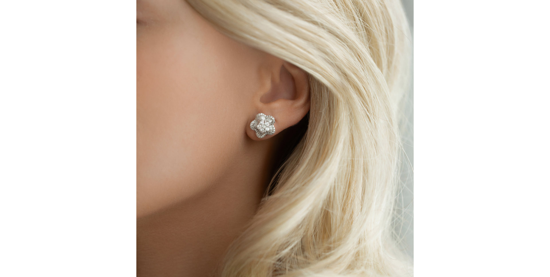 Diamond earrings Famous Signature