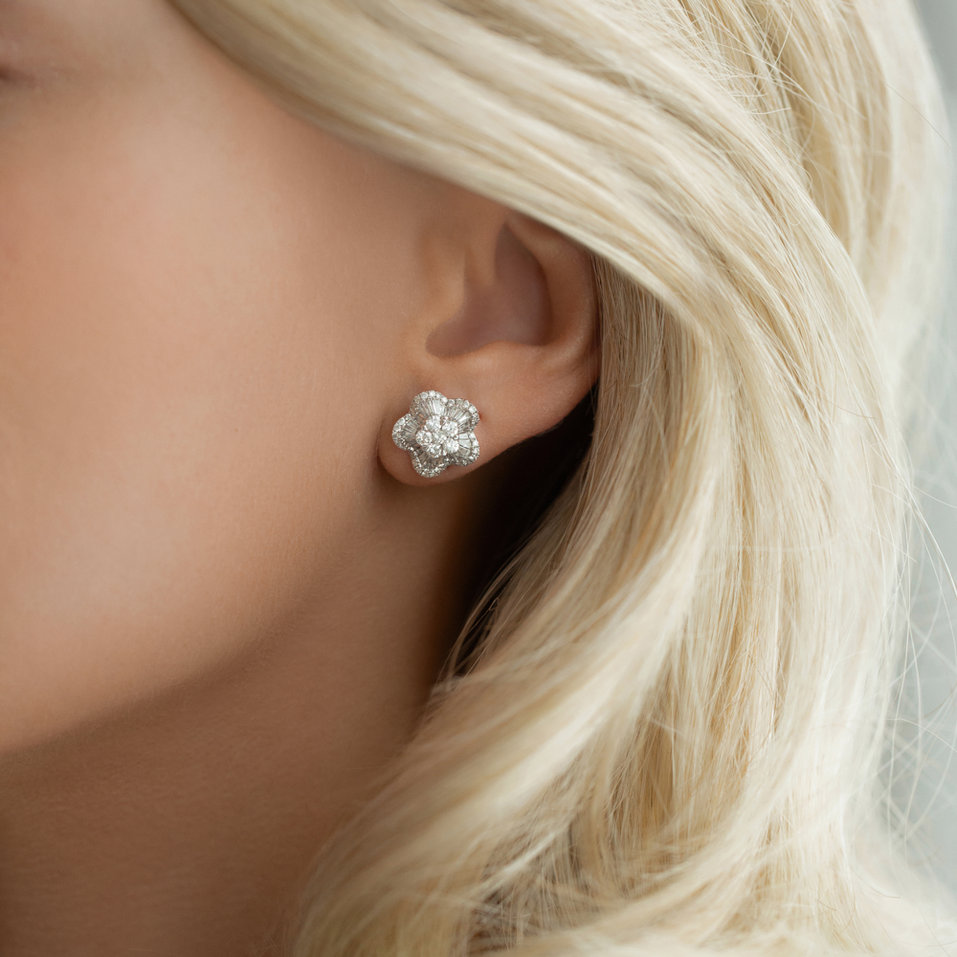 Diamond earrings Famous Signature