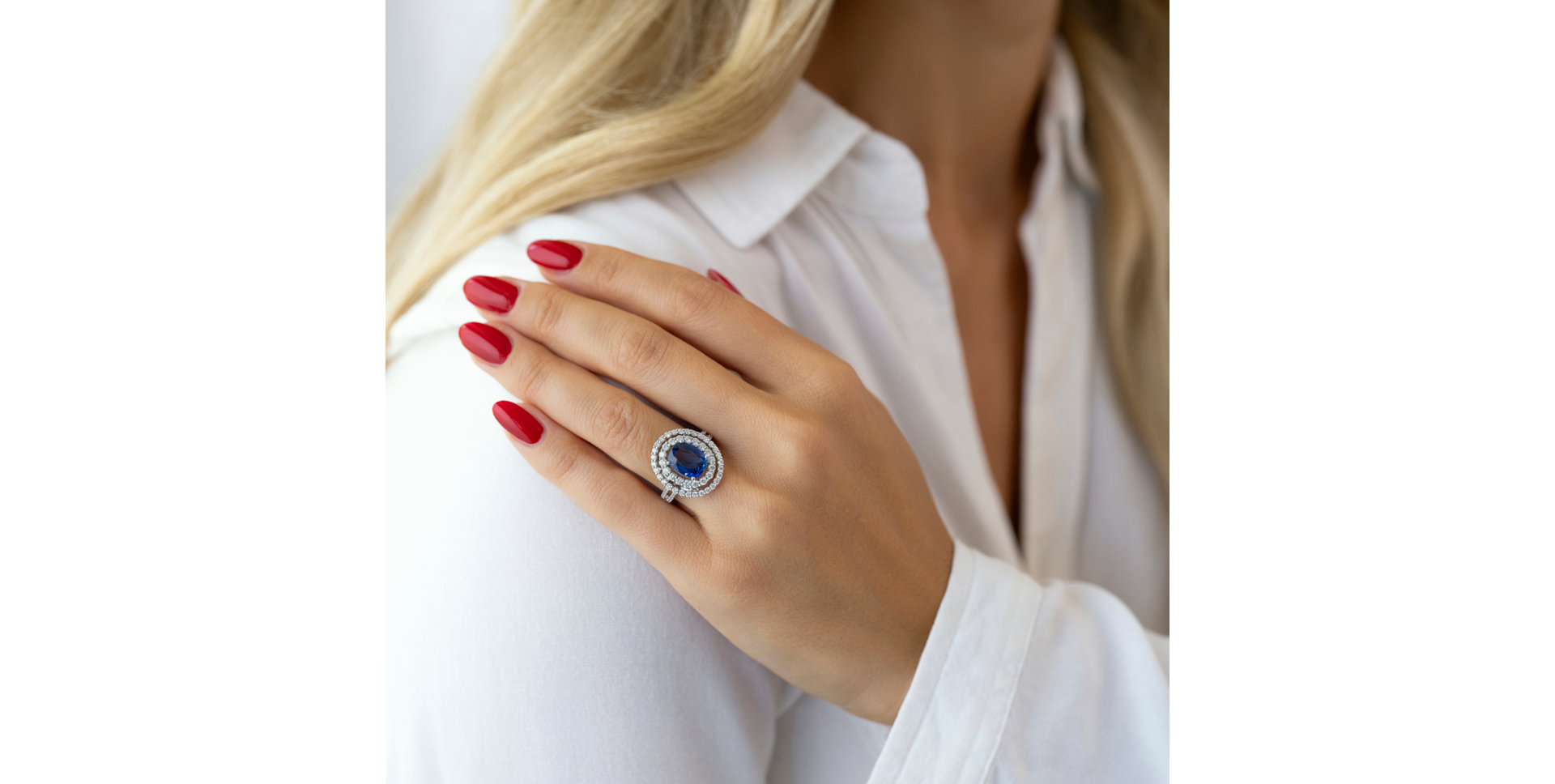 Diamond ring with Sapphire Mira