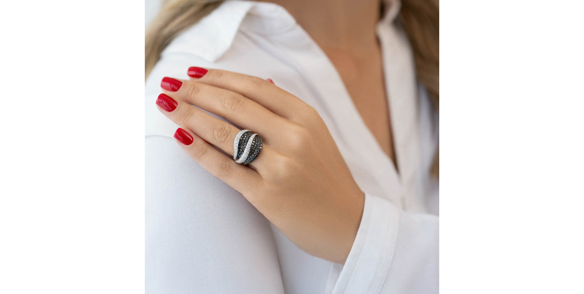 Ring with black and white diamonds Melendez