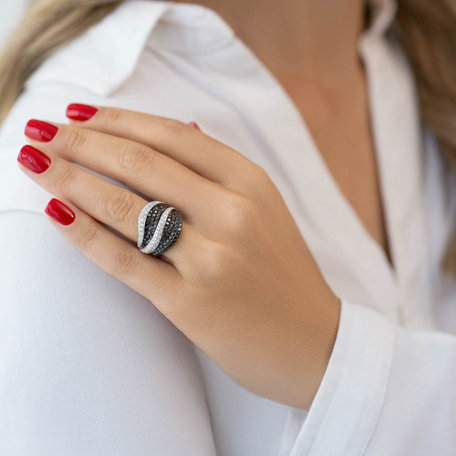 Ring with black and white diamonds Melendez